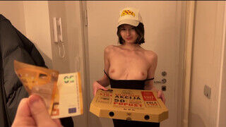 Cutie Kim a kívánatos pizzafutár