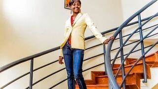 Barna amatőr casting forgatás irodai fotózásra keményen megrépázza a gigászi faszú producer