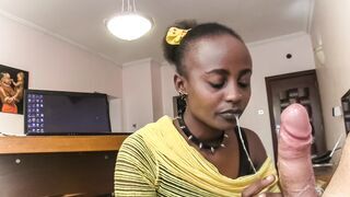 Nyakörves csoki ringyó nyáladzik a főnök péniszén