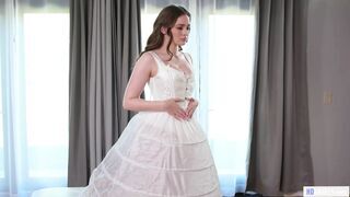 Mellbombás menyasszony kufircol a vőlegény nevelő testvérével