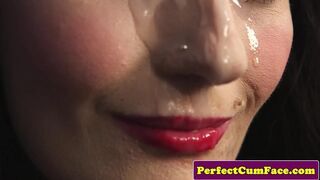 Gyönyörű csipkés szépség kolosszális adag arcon