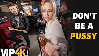 Bátor szöszi pornósztár bassza idegen faszit a bárban