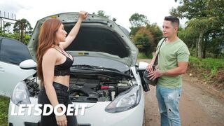 Forró kolumbiai milf Leela Moon megkeféli a szerelőjét