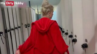Szöszke cheerleader cidázása az öltözőben
