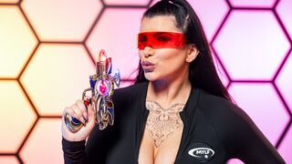 Romi Rain megkúrelja az idegen fajtát az emberiség védelméért!