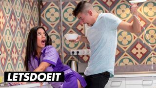 A fullos szobalány Jade Presley kitakarít és cidázza a méretes faszkat a forró szálláson
