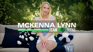 Mckenna Lynn legelső pornója: szöszke fiatalasszony vad faszas kalandja