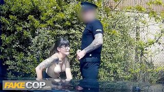 Rendőr megreszeli a sötét hajú geek csajt és rálövi a szemüvegére - fake cop