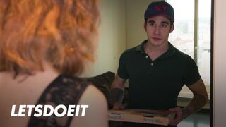 Megcsaló bulkesz Arian Joy először a barátját baszogatja, aztán a kézbesítő csávó megkúrja jól