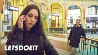 Arwen Gold feszes punciba vágyik egy külföldi cerkája kalandra