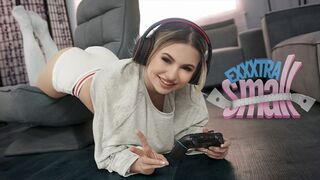 Pici zsenge nőci Aria Banks elkapja magas mostohabátyját Chris Epicet, aki a szobájában veri a pénisze