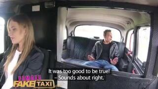 Zsenge pasas gyorsan megbassza Angel Piaff lucskos csupasz puncáját a hamis taxiban