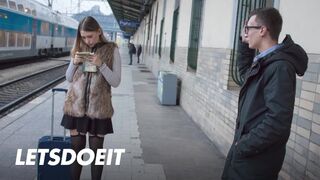 Selvaggia zsenge csajszika felfogta Charlie Dean termetes faszát egy gyors pov dugásra