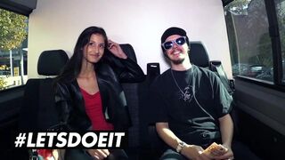Sovány fekete Coco Kiss pénzért lecidázza a orbitális barna fazt az autóban