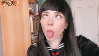Japán iskoláslány mélyen lecidázza a pénisze és vadul lovagol rajta