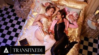 Mesebeli királynők Emma Rose és April Olsen vad strap-on fenék szexelése