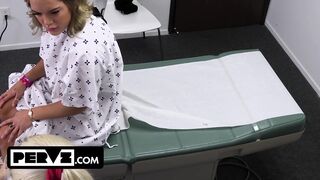 Mimi Monet óriási fenekű bájos a óriási farkú orvosnál a rendelőben