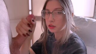 A lusta gamer zsenge cumizza a fazsat és mellkasába vesz duggást