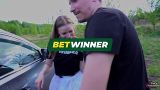 Pimasz nevelő nővér lebukik, miközben kiszökik – vad együttlét az erdőben
