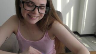 Csintalan fiatal könyvmoly tanul anatómiát egy igazi gigászi faszon! 18 éves