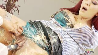 Vörös hajú barinő születésnapi lezbi vadulása hatalmas cickós csoki hajú milf-fel