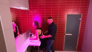 Éjszakai klubban történő valódi baszás és beleélvezés a nyilvános wc-ben
