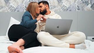 Tökéletes zsenge csábítja a szűz ürgét legelső randin - beleélvezés a punciba