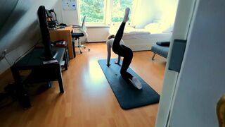 Tinédzser fitnesz csajszika ujjazza magát, majd keményen megbasszák