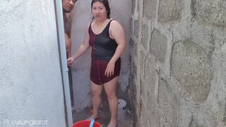 Filipina szuka kinti fürdés közben keményen megkefélve