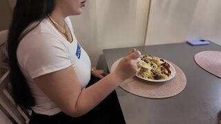 Bájos 20 éves spiné megreszeli magát az legelső randin