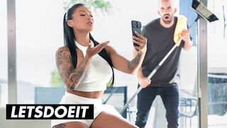 Vonzó Latin Amerikai MILF Mariana Martix Keményen Megkettyintve az Asszisztens által a LetsDoeIt Csatornán