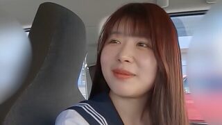 Kasumi-chan, a vadító riporternövendék autóban cidázza és veri a farkat