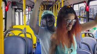Idegen fősulis macát szexelnek meg a buszon!