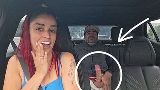 Uber sofőr rajtakapja az utasát, ahogy hátul masztizik!