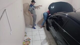 Bombázó tinédzser szajha a szerelőnél szexel az alkalmazottal
