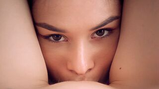 Forró lezbi pillanatok a Wow Girls csatornán - Kettő kívánatos pipi pina nyalása