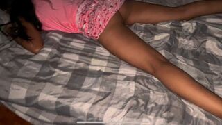 A bátyám haverja otthon marad, bejön a szobámba, megdugja a pinámat és belelő a bugyimba