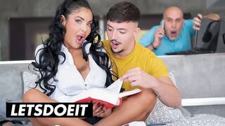 Kezdő angolos kiscsaj popsiban profi a LetsDoeIt csatornán