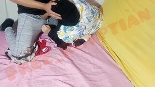 Ellenállhatatlan arab milf-et megdugja a tini srác, és kétszer is telelövi a hijabban