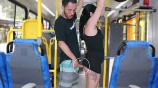 Koros hapsi dörzsöli és kiveri a barnára a buszon, amíg el nem élvez