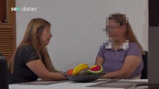 Szívdöglesztő öreg nő ujjazza a tinédzser lezbi puncit, amíg az élvezve élvez