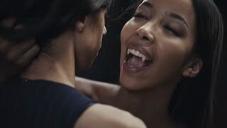 Ebony Vampire Mistress Lia Lin elcsábít egy kolumbiai kolosszális didkós tinédzser csajszit a Vampired brutális domina játékában