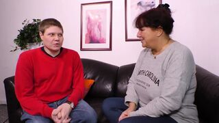 Vörös hajú milf nagyméretű mellekkel lecidázza a dákót és hagyja hogy keményen megdugják