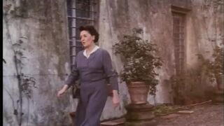 L'Ereditiera negyedik részében Anita Rinaldi nagyméretű dárdát szop retro stílusban