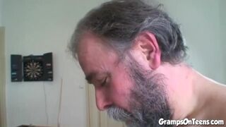 Fiatal vörös maca leszívja és lovagol a nagypapa cerkáján