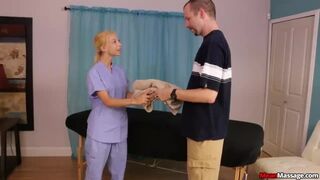 Szöszi fiatal hardcore boldog befejezést kínál ügyfelének a Nookiesnál