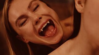 Szöszke Vámpír Nancy Ace Uralja Matty Milát a Vampired Csatornán - Bájos Leszbi Jelenet Vörös Harapásokkal