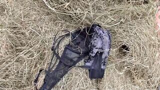 Orbitális fenekű öreg nő lecidázza a paraszt farkát a disznóólban